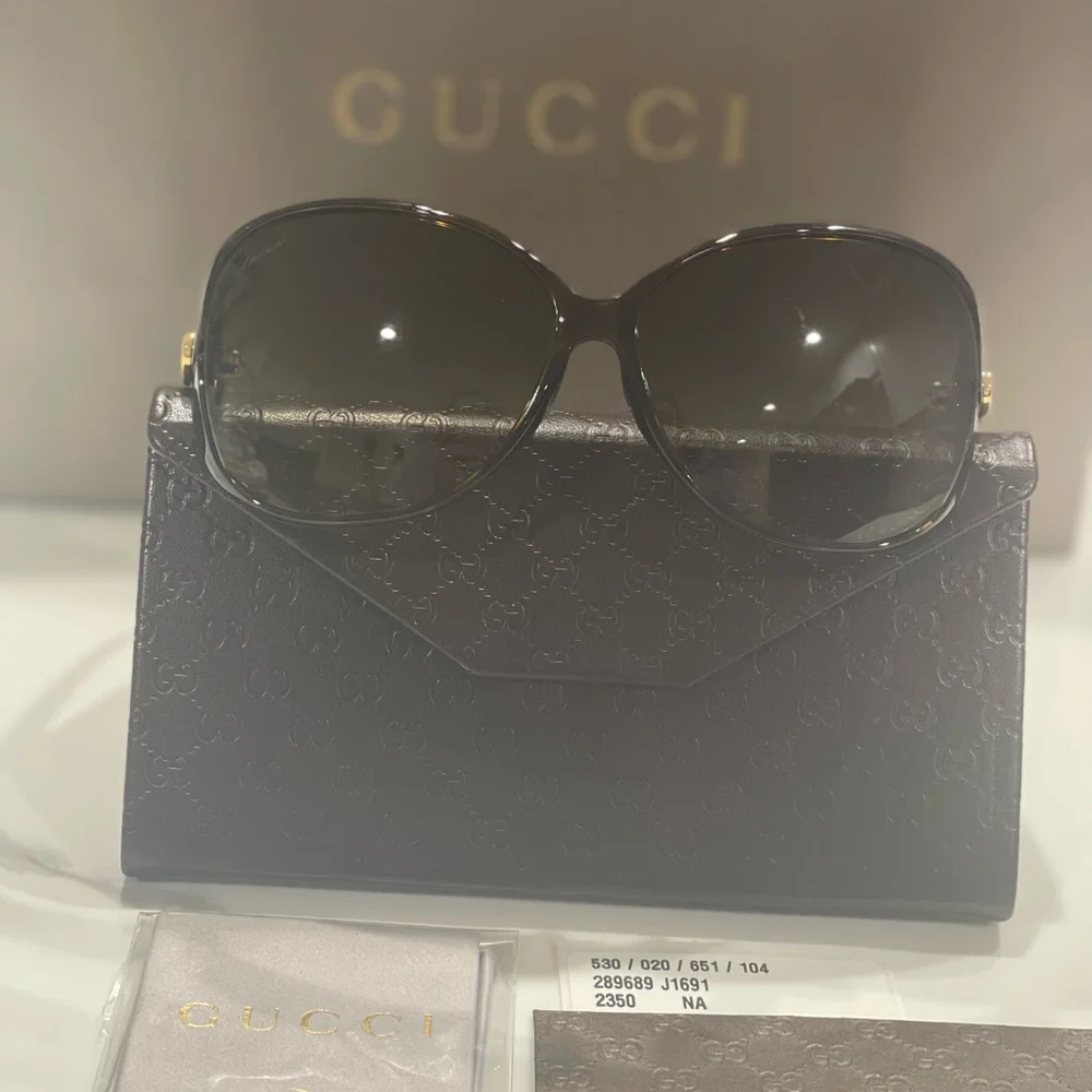 Gucci sunglass with case